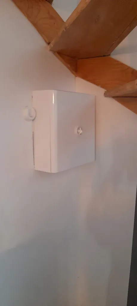 Le tableau sous l'escalier, une fois fermé