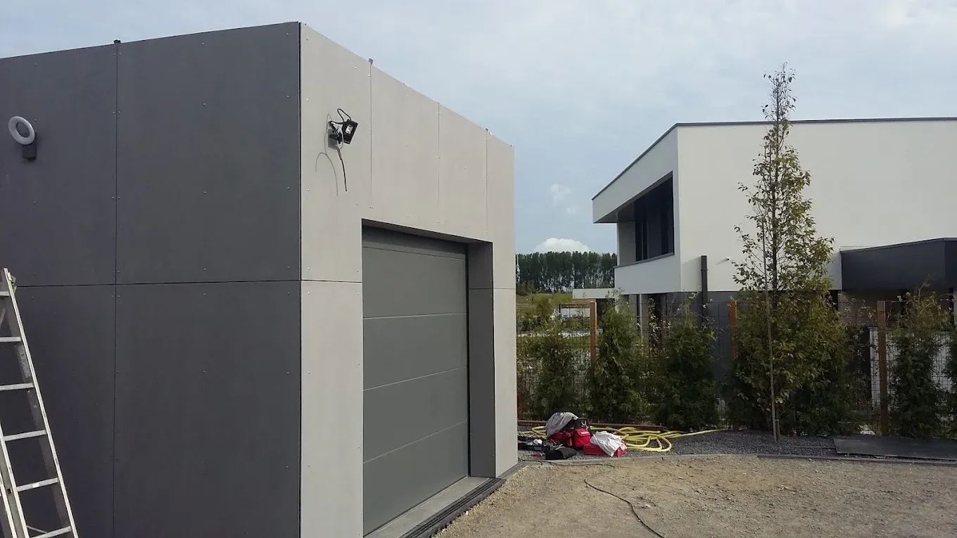 Maison neuve : équipements en façade