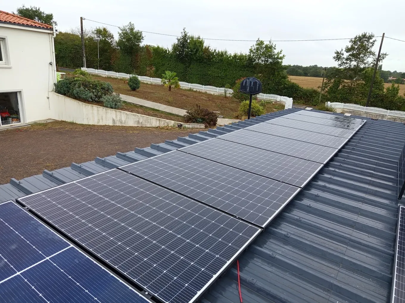 Panneaux photovoltaïques sur un toit en bac acier