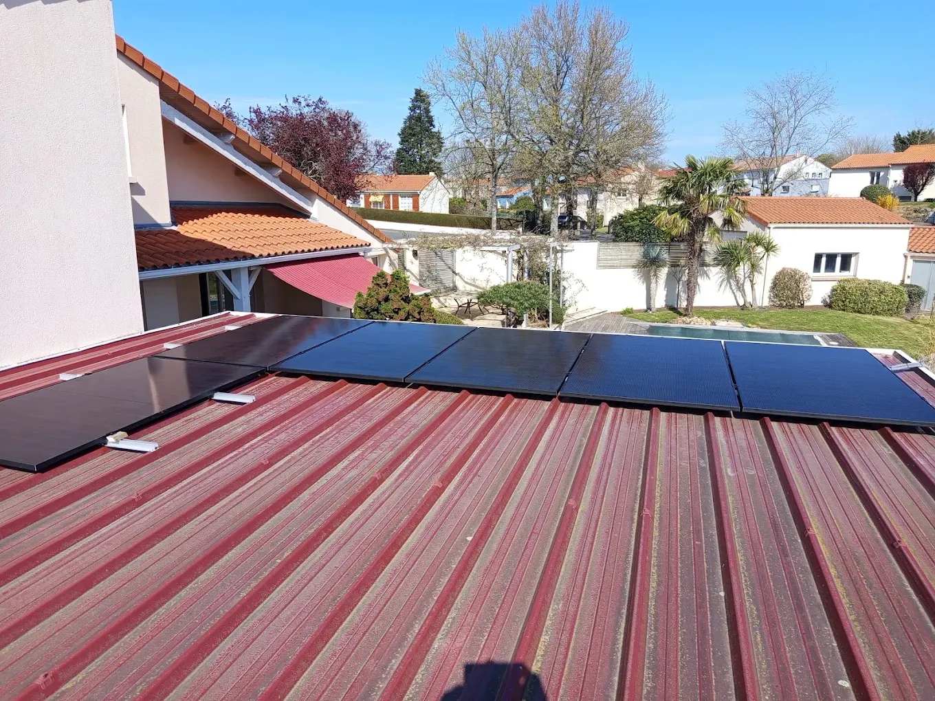 Panneaux solaires posés sur une toiture