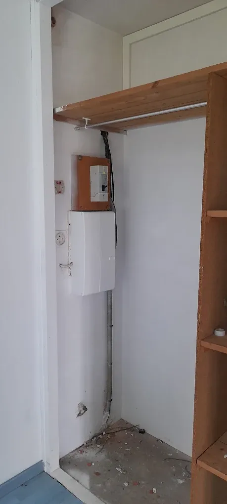 Tableau électrique intégré dans un placard