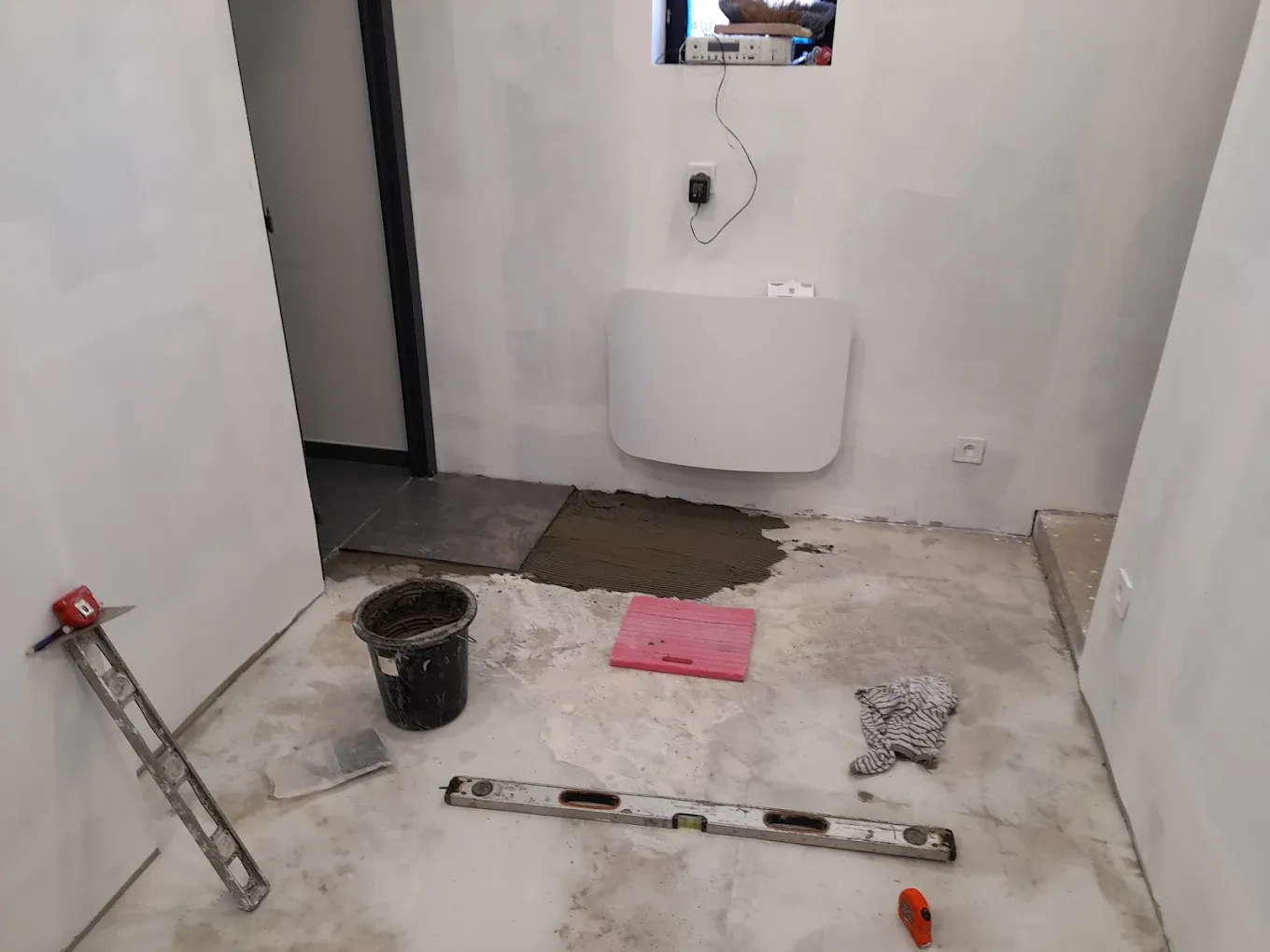 Salle d'eau en travaux, sèche-serviettes posé