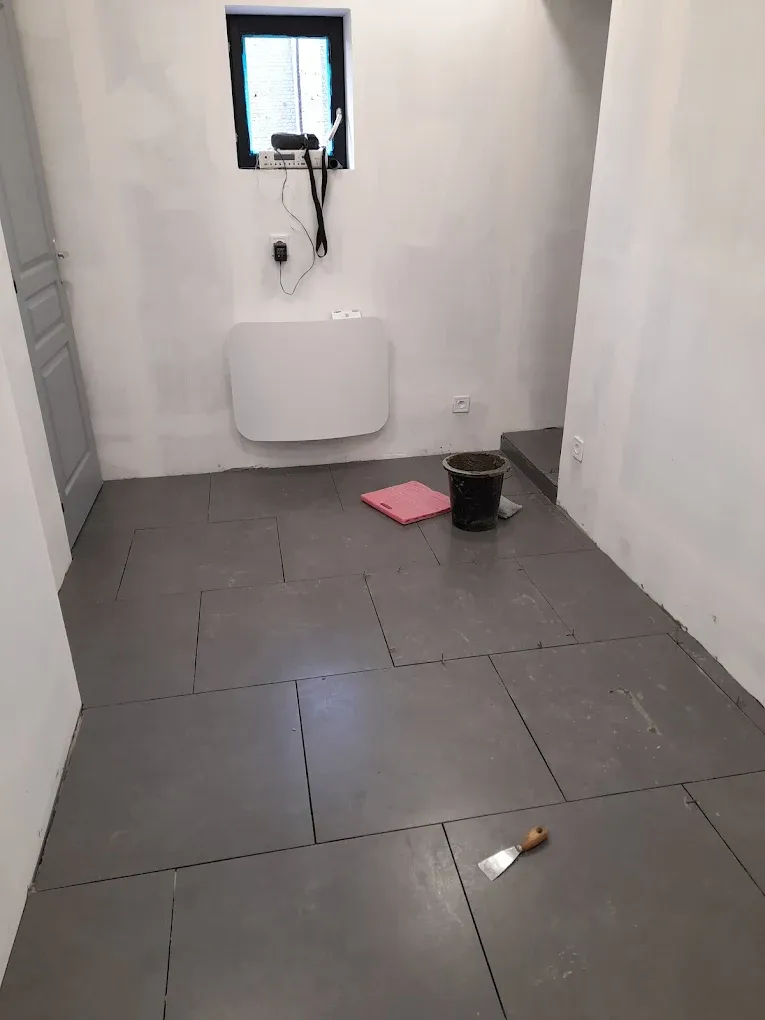 Sèche-serviettes raccordé dans une salle de bain